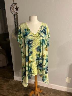 One World 3X Floral Mesh Flutter Sleeve Sharkbite Hem Tunic with Lace Accent